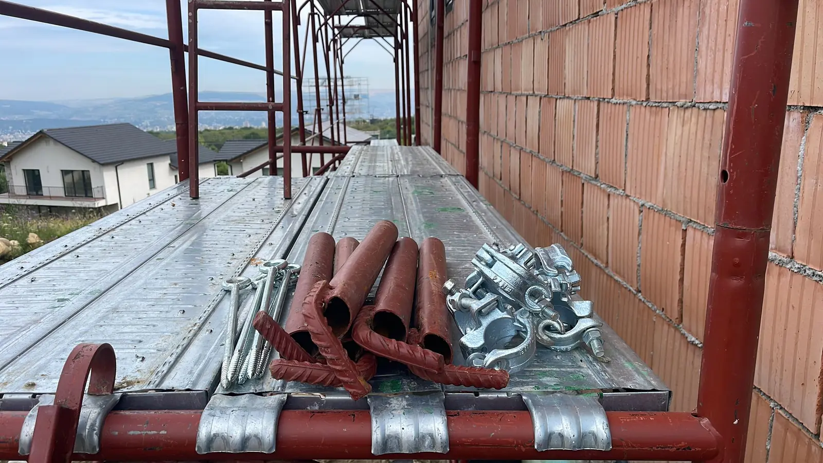 Podine și accesorii montate pe schelă metalică