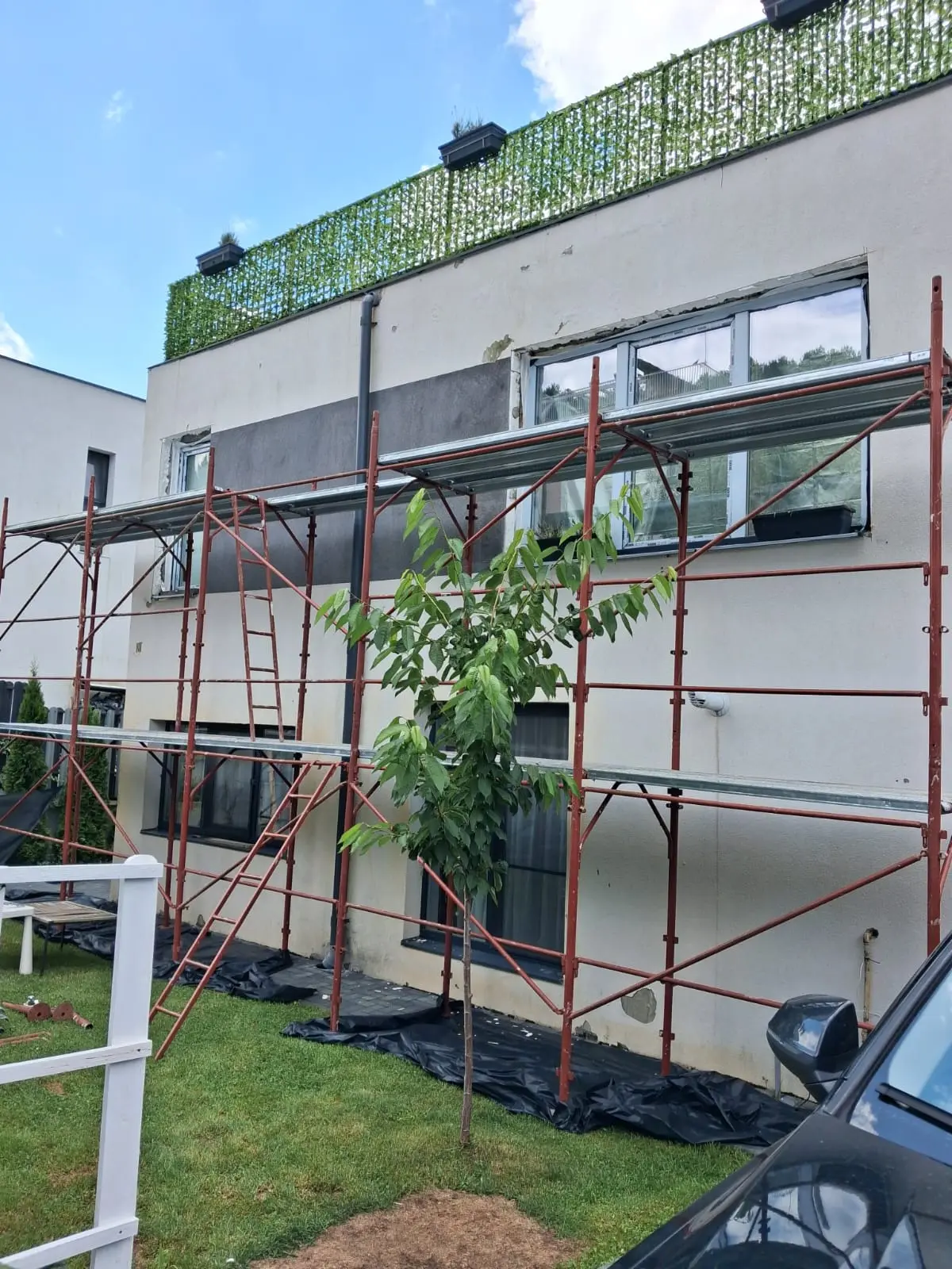 Schelă MetalRent montată pe fațada unei case