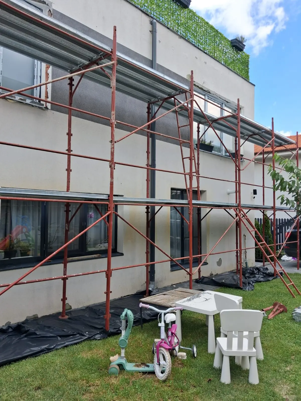 Schelă metalică montată pentru termoizolație