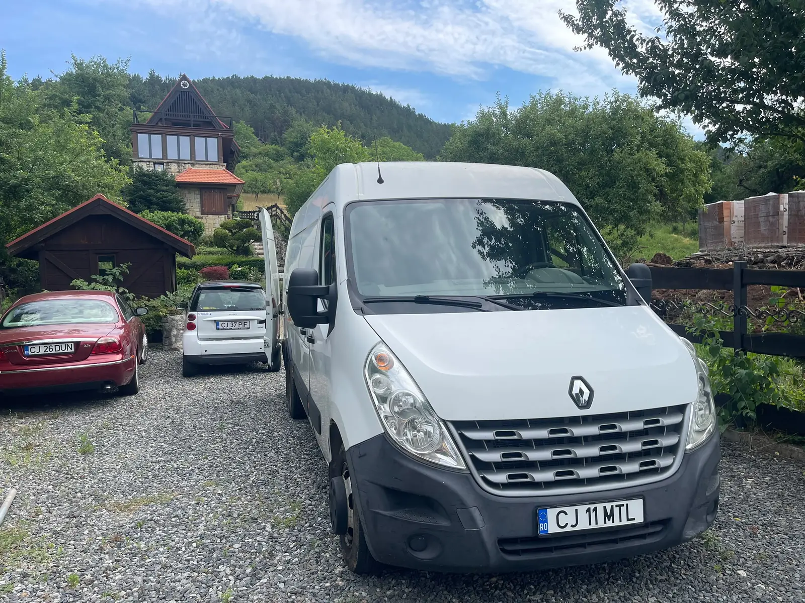 Autoutilitară folosită pentru transportul schelei
